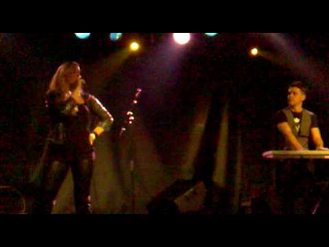 TECNOVIK & FIONA "VOY A POR TI"