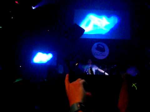 OceanLab vs Gareth Emery ~ On A Metropolis Day Myon (Shane 54 Mashup)