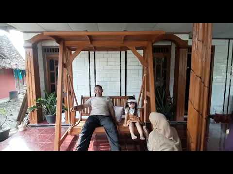 Serunya Mainan Ayunan dengan Mbah Kung