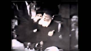 הרבי מעודד את שירת: ופרצת - התמונה מוצגת ישירות מתוך אתר האינטרנט יוטיוב. זכויות היוצרים בתמונה שייכות ליוצרה. קישור קרדיט למקור התוכן נמצא בתוך דף הסרטון