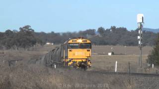 preview picture of video 'Diesel locomotives : Doppler effect : Australian trains'