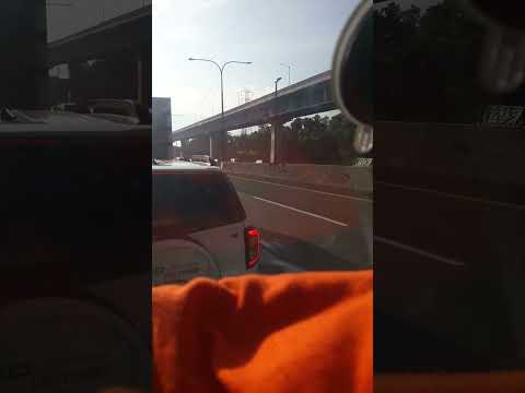 toll japek km 48 terpantau padat merayap dilakukan sistem kontraflow.