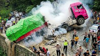 Download lagu Moments After a Truck Derails on an Extreme Road mp3 Download lagu Moments After a Truck Derails on an Extreme Road mp3