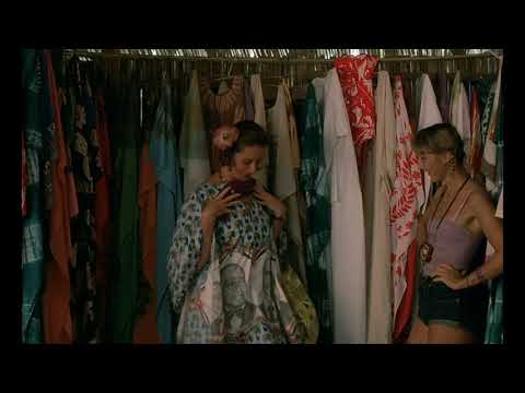 Extrait du film Les Bronzés de 1978 : Le boubou "Giscard"