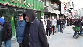 Sakarya’da İlk İftar Öncesi Metrelerce Pide Kuyruğu