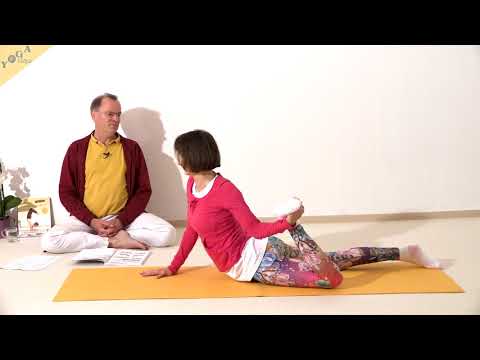 Voller Bogen mit Händen an den Füßen Purna Dhanurasana - Yoga Asana Lexikon