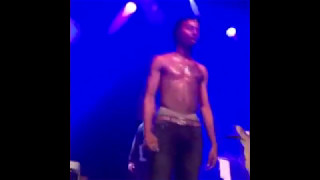 Playboi Carti gets chain snatched by fan then perfroms Broke Boi