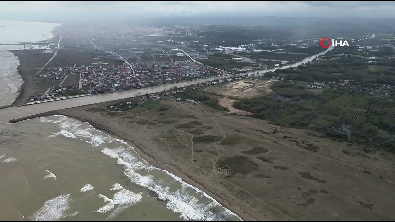 Taşıdığı çamur ve sularla Karadeniz'in rengini değiştirdi