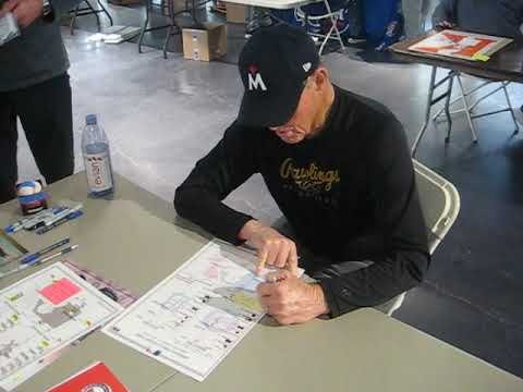 Jim Kaat signs autographs for The SI KING 2-5-23 (2)
