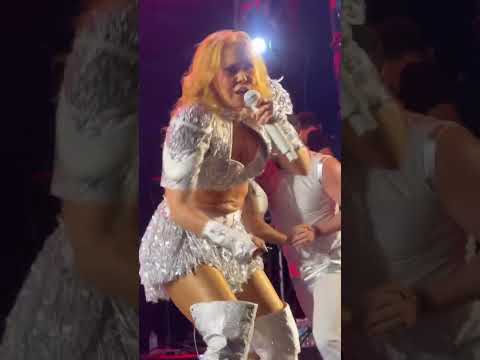 Joelma cantando Passe de Mágica em Santa Maria das barreiras