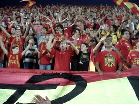 "Vamos española que esta noche tenemos que ganar" Barra: Fúria Roja &bull; Club: Unión Española &bull; País: Chile