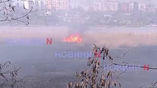 Появились фото и видео с места масштабного пожара на берегу реки в Николаеве