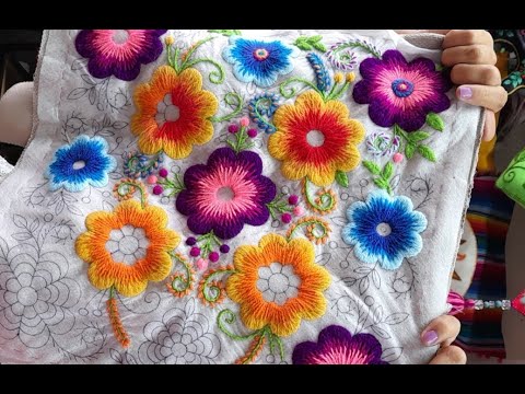 Borda conmigo un Cojín al estilo Ayacuchano - Diseño Flores Matiz