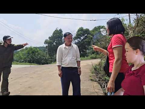 The man uttered insulting words, and Sau was about to slap him when Chuc appeared.