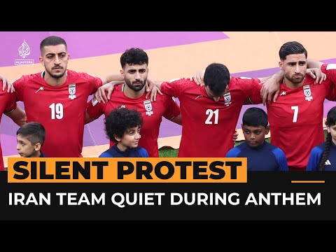 Iran se sokkerspan weier om volkslied te sing in solidariteit met vroue en die toestand in die land