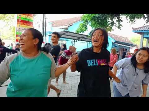 lomba lucu estafet sarung ibu2