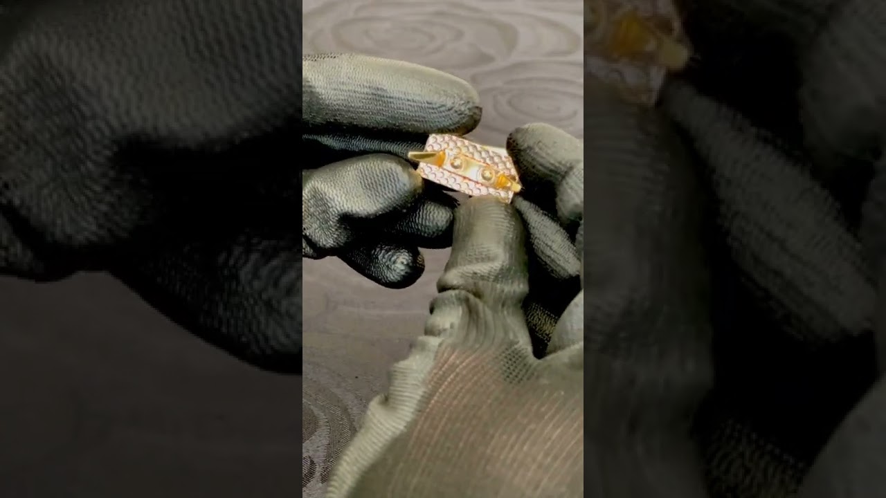 Watch Now Etiqueta de metal Zamac com rebite para bolsa Etiqueta de metal Zamac com rebite para bolsa