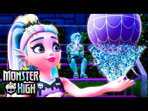 Lagoona Tries To Impress Gil With Casketball | Monster High