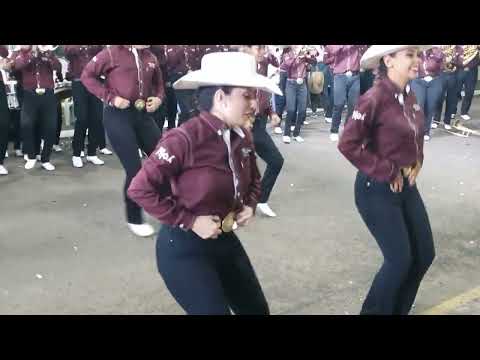 Facmol executa a música" Take Me Home  Country Roads " Canção de John Denver.