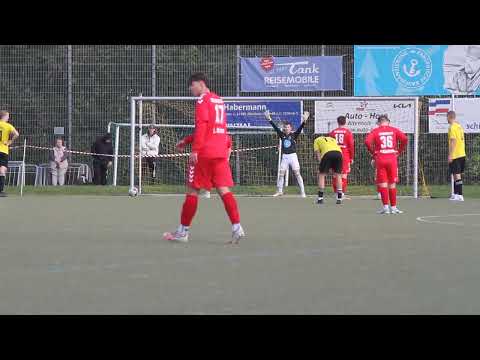 Jorris Schwarz (TSV Altenholz) hält Foulelfmeter von Cedric Nielsen (Slesvig IF)