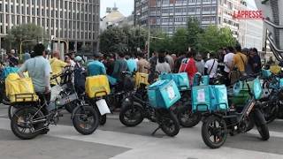 La protesta dei rider a Milano: il raduno davanti alla Stazione Centrale