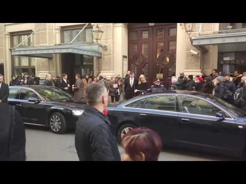 Neujahrskonzert 2017 hautnah -  Minister Kurz und von der Leyen verlassen Musikverein *NEU*