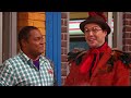 Elmo Goes to Chicken School