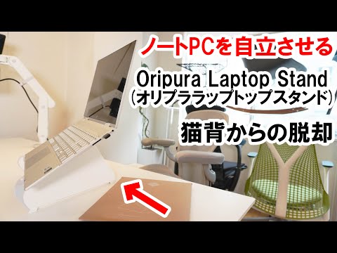 女性が机に座っていて、目の前にラップトップがあります。