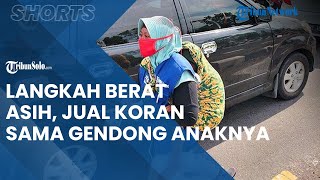 Perjuangan Sang Ibu Jadi Loper Koran di Boyolali: Tawarkan Barang, Sembari Gendong Anak Balitanya