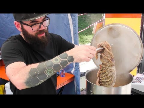 Sanduíche tradicional 'Lampredotto' da Toscana. Comida de rua em Milão, Itália