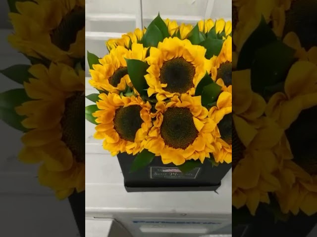 Vídeo relacionado con REGALAUNAFLOR | Ramo de flores naturales a domicilio | Entrega puntual en 24 horas de Lunes a Sábado | Con tarjeta de dedicatoria | Alegría