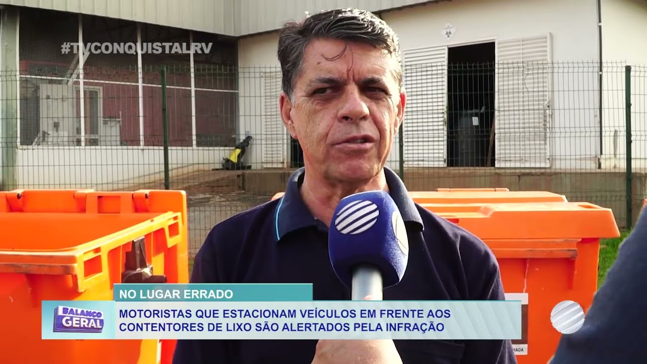Motoristas estacionam em local proibido e atrapalham a coleta de lixo em Lucas do Rio Verde.