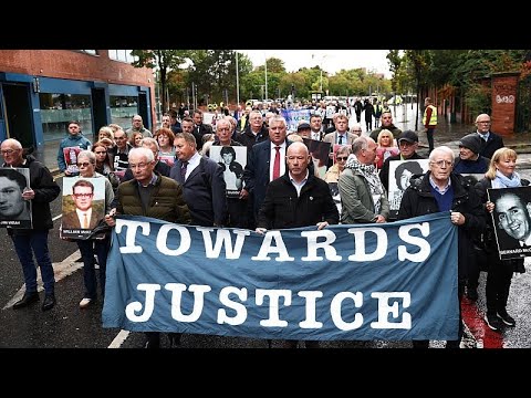 Familien marschieren zum Gericht in Belfast, Prozess zum Bloody Sunday beginnt