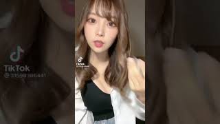 右二の腕乳寄せをする女子アナ風美女