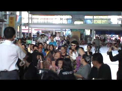 PETER DICKY LEE WITH FANS