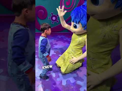 Little boy with special needs made a new best friend at Disney World ❤️