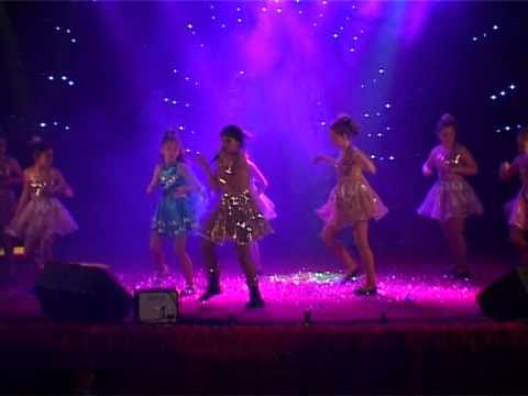 CLUBUL PINOCHIO PIATRA NEAMT ISABELA CHITOSCA INTERPRETAND MELODIA   NU E MARE LUCRU MUZICA  IN CONCERTUL   LAURENTIU CAZAN SI COPII DE LA CLUBUL PINOCHIO