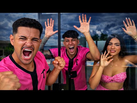 I caught Letícia and Insa together so the couple could kiss.