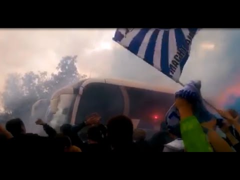 KSC Fans bejubeln Bus der Mannschaft nach Relegationsspiel HSV - KSC 2015