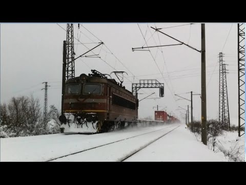 Bulgarian railways - snowy trains at Vakarel