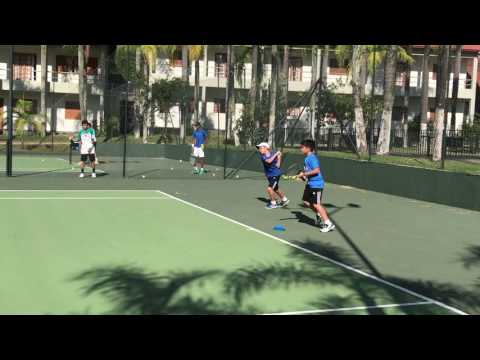 Crianças de 7 a 9 anos treinando no Instituto Tênis - Blog Bem Sacado