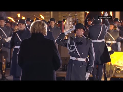Deutsche Nationalhymne beim Großen Zapfenstreich zum Abschied von Angela Merkel