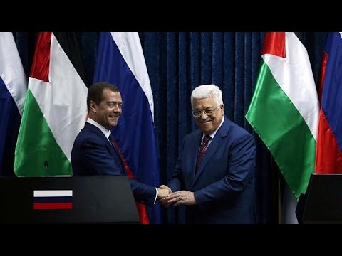 رئيس وزراء روسيا في الضفة الغربية يدعو إلى إحياء مفاوضات السلام