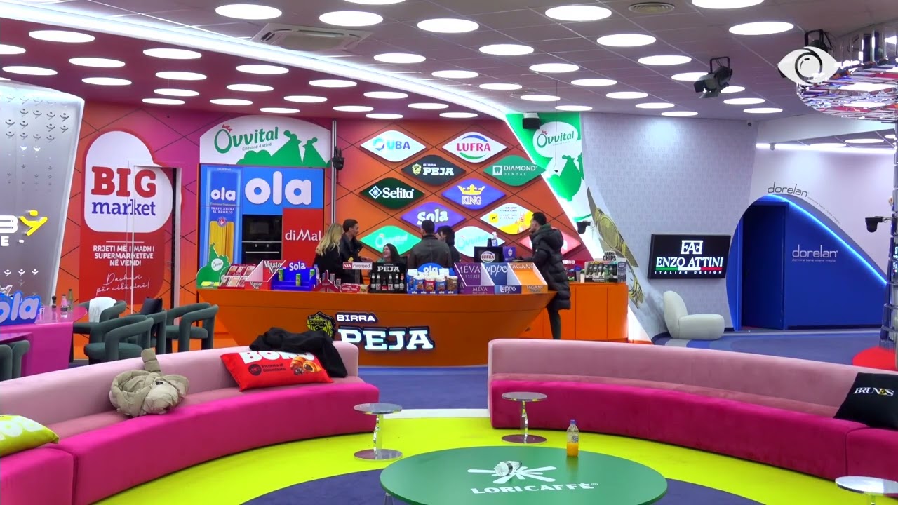 Të udhëhequr nga Kristi, banorët marshojnë për në dhomën e gjumit! Të qeshura mes tyre