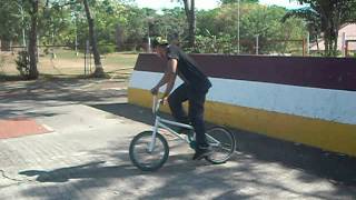 preview picture of video 'wall ride 180 Lerida Tolima  Bmx'