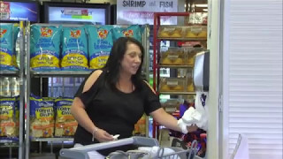 Klanten in de Stew Leonards-winkel in Connecticut krijgen een echte handvol. Grappige humor