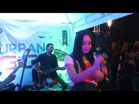 download lagu mp3 mp4 Waktu Yang Salah Cover Chintya Gabriella, download lagu Waktu Yang Salah Cover Chintya Gabriella gratis, unduh video klip Download Waktu Yang Salah Cover Chintya Gabriella Mp3 dan Mp4 Popular Gratis