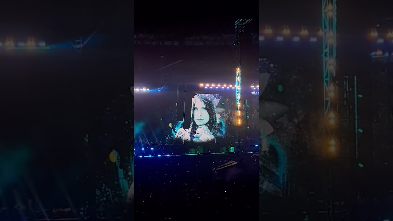 Oasis pay tribute to Ozzy Osbourne at the end of “Live Forever” in London. - YouTube