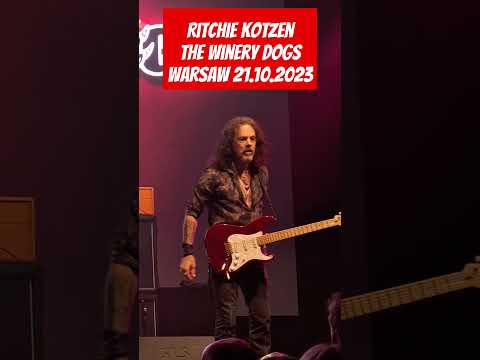 Richie Kotzen frustrated onstage in Warsaw