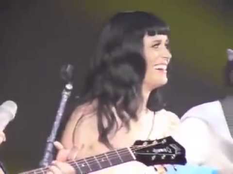 Katy Perry can't play the flute...